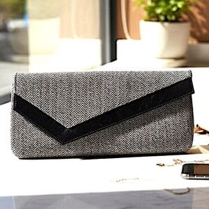 Vintage-Style Herringbone Clutch with Black Trim Red Lining – Timeless and Chic